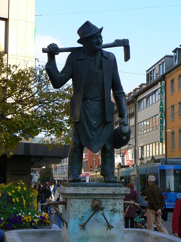 Brunnenfigur in der Altstadt von Würzburg