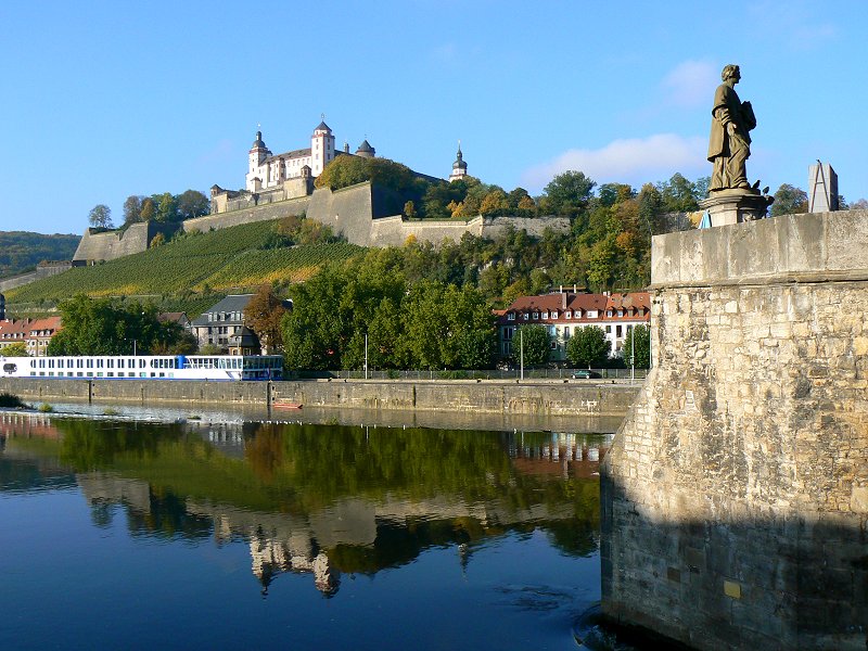 Die Alte Mainbrücke und die Festung Marienberg am Main in Würzburg