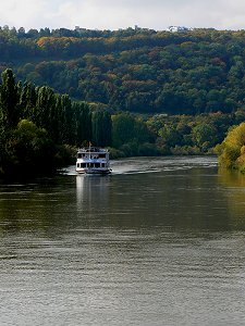 Ausflugsschiff auf dem Main bei Würzburg