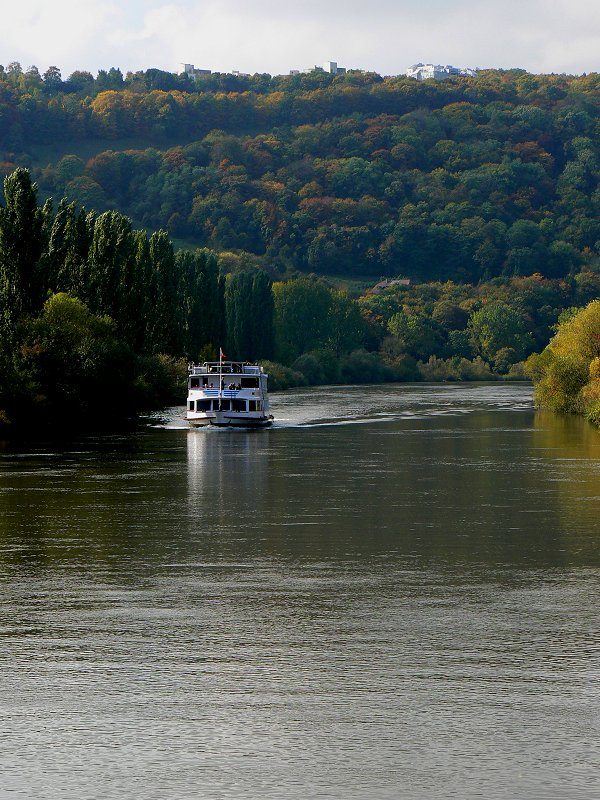 Ausflugsschiff auf dem Main zwischen Würzburg und Veitshöchheim