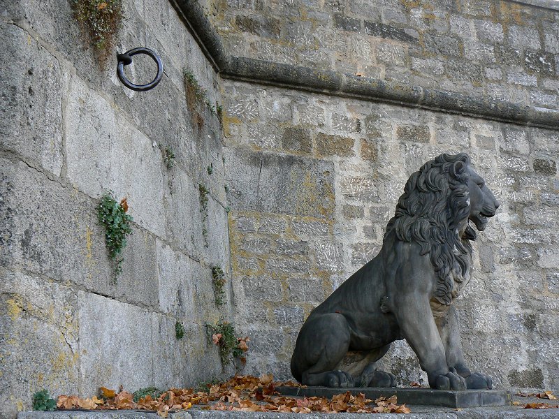 Löwenstatue aus Sandstein am Mainufer in Würzburg