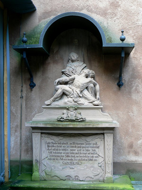 Altar mit Pietà im Lusamgärtchen bei der Neumünsterkirche in Würzburg