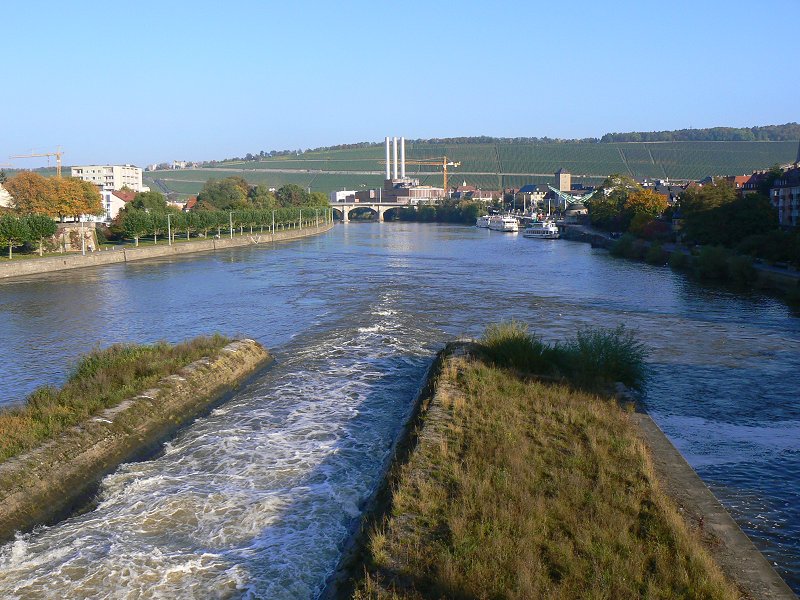 Friedensbrücke und Würzburger Stein (Steinberg) von der Alten Mainbrücke gesehen