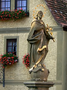 Marktbrunnen mit Statue der Maria Immaculata (Unbefleckte Heilige Maria)