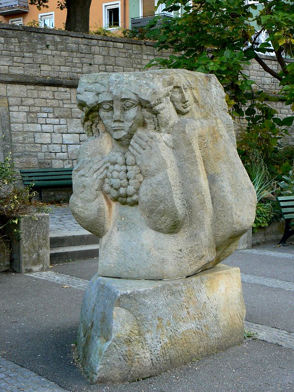 Weinbau-Denkmal am Mainufer in Würzburg